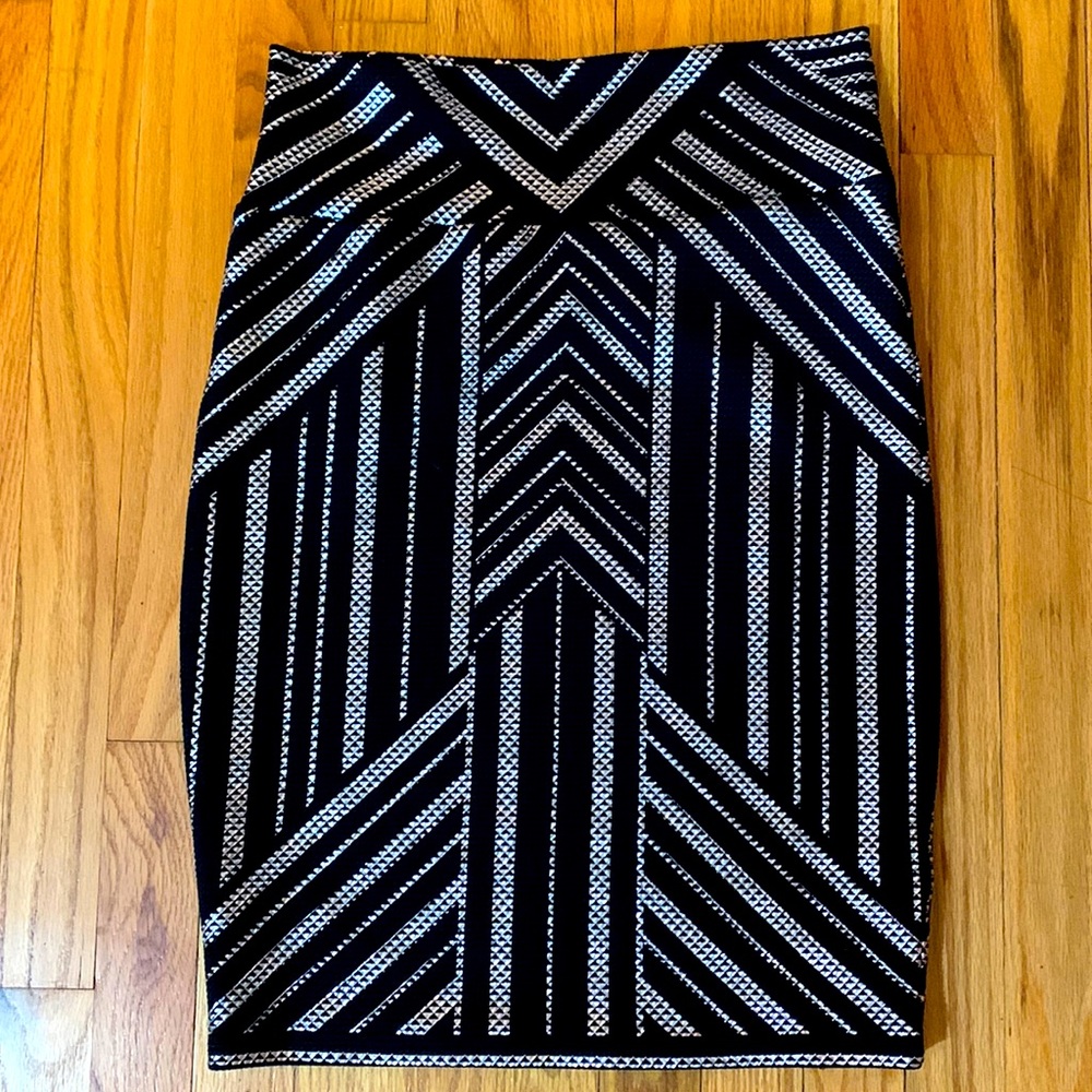 Medium LuLaRoe Elegant Art Deco Cassie.